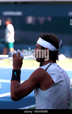 Flushing Meadows, New York - Rafael Nadal, de l'Espagne. 20e Août 2019. prend une pause pendant une séance d'essai au niveau National Tennis Center de Flushing Meadows, New York en préparation pour l'US Open qui débute lundi prochain. Crédit : Adam Stoltman/Alamy Live News Banque D'Images