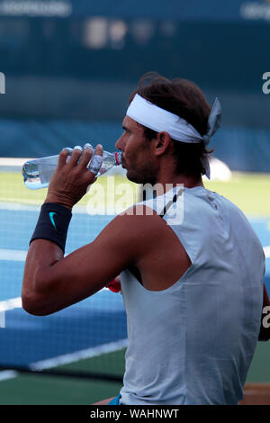 Flushing Meadows, New York - Rafael Nadal, de l'Espagne. 20e Août 2019. prend une pause pendant une séance d'essai au niveau National Tennis Center de Flushing Meadows, New York en préparation pour l'US Open qui débute lundi prochain. Crédit : Adam Stoltman/Alamy Live News Banque D'Images