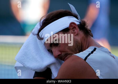 Flushing Meadows, New York - Rafael Nadal, de l'Espagne. 20e Août 2019. prend une pause pendant une séance d'essai au niveau National Tennis Center de Flushing Meadows, New York en préparation pour l'US Open qui débute lundi prochain. Crédit : Adam Stoltman/Alamy Live News Banque D'Images