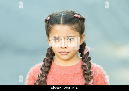 Regard Soupçonneux Fille Aux Cheveux Tressés Style Pink