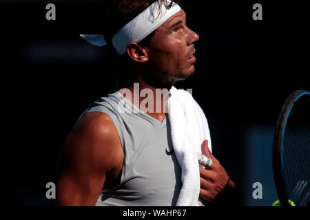 Flushing Meadows, New York - Rafael Nadal, de l'Espagne. 20e Août 2019. prend une pause pendant une séance d'essai au niveau National Tennis Center de Flushing Meadows, New York en préparation pour l'US Open qui débute lundi prochain. Crédit : Adam Stoltman/Alamy Live News Banque D'Images