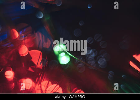 Beau vert, bleu, rouge sur un arrière-plan flou d'éclat. Banque D'Images