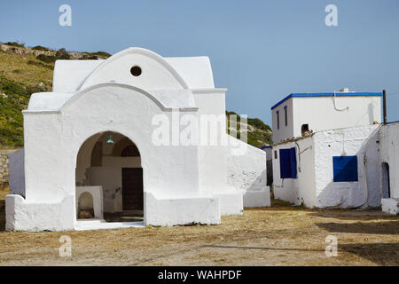 Petite chapelle à proximité d'une plage derrière une taverne Banque D'Images