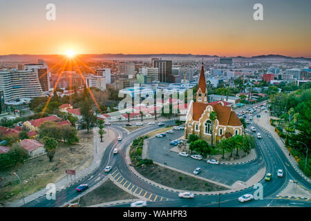 Vue aérienne de Windhoek, capitale de Namibie : au coucher du soleil Banque D'Images