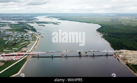 (190821) -- BEIJING, 21 août 2019 (Xinhua) -- photo aérienne prise le 19 août 2019 présente le site de construction de la première autoroute pont reliant la Chine et la Russie à travers l'Heilongjiang River. Mesurant 1 284 mètres de long et 14,5 mètres de large, le pont de la rivière de Heilongjiang, connue en Russie comme l'amour, s'étend de Dalian, une ville frontalière dans le nord-est de la province de la Chine, à la ville russe de Blagovechtchensk. Elle fait partie d'une autoroute longue de 19,9 km qui Jilin-Heilongjiang liens projet expressway en Chine et une route de Blagovechtchensk. (Xinhua/Wang Jian Banque D'Images