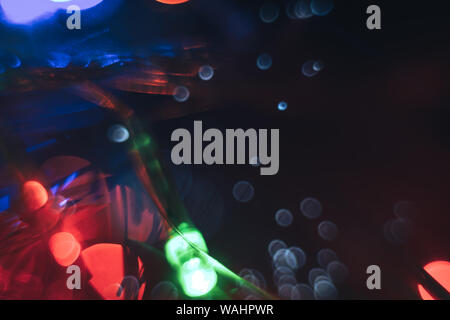 Beau vert, bleu, rouge sur un arrière-plan flou d'éclat. Banque D'Images