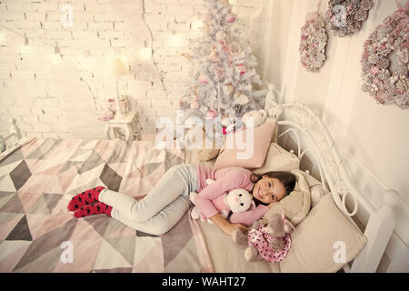 Le matin avant Noël. Le Sommeil. en attente de santa. Hiver. petite fille dormir à la maison. Noël famille vacances. bonne année. Les achats de Noël. petit enfant fille avec cadeau de Noël. Je tiens. Banque D'Images