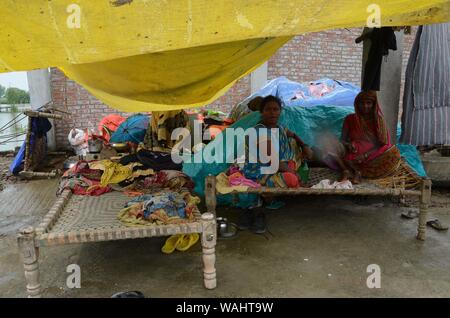 Allahabad, Inde. 20e Août, 2019. Les personnes vivant sur leur toit des maisons après la localité submergé avec l'eau du fleuve Ganga inondées dans Prayagraj (Allahabad) le mardi, 20 août, 2019. (Photo de Prabhat Kumar Verma/Pacific Press) Credit : Pacific Press Agency/Alamy Live News Banque D'Images