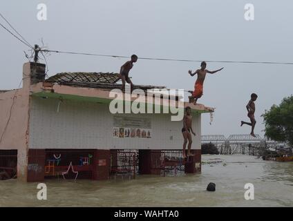 Allahabad, Inde. 20e Août, 2019. Plongée dans la jeunesse de l'eau de Gange inondés d'un temple en Prayagraj (Allahabad) le mardi, 20 août, 2019. (Photo de Prabhat Kumar Verma/Pacific Press) Credit : Pacific Press Agency/Alamy Live News Banque D'Images