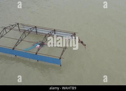 Allahabad, Inde. 20e Août, 2019. Une plongée dans la jeunesse de l'eau de Gange inondés d'un refuge en Prayagraj (Allahabad) le mardi, 20 août, 2019. (Photo de Prabhat Kumar Verma/Pacific Press) Credit : Pacific Press Agency/Alamy Live News Banque D'Images