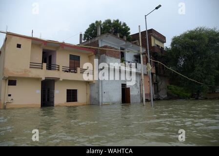 Allahabad, Inde. 20e Août, 2019. Une vue sur les maisons avec de l'eau submergée du fleuve Ganga à daraganj zone inondée le long des rives du Gange dans Prayagraj (Allahabad), le Mardi, Août 20, 2019. Les niveaux d'eau du Gange et rivières Yamuna augmentent rapidement en raison de pluies de mousson. (Photo de Prabhat Kumar Verma/Pacific Press) Credit : Pacific Press Agency/Alamy Live News Banque D'Images