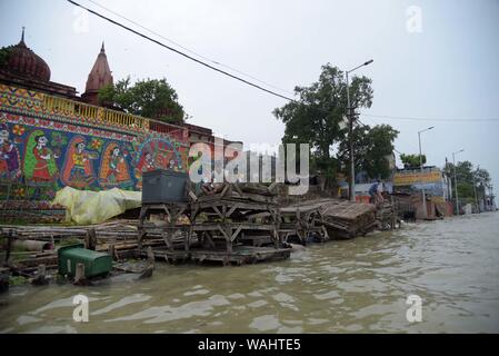 Allahabad, Inde. 20e Août, 2019. Les villageois se déplacer dans une zone plus sûre après la localité submergé avec l'eau du fleuve Ganga inondées dans Prayagraj (Allahabad) le mardi, 20 août, 2019. (Photo de Prabhat Kumar Verma/Pacific Press) Credit : Pacific Press Agency/Alamy Live News Banque D'Images