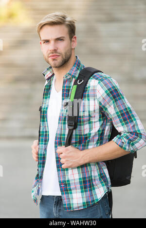 L'enseignement collégial. La vie du Collège. L'étudiant moderne. Sac à dos avec des étudiants de niveau collégial contexte urbain. Beau gars étudier dans l'université. Stimuler l'éducation avenir réussi. Homme régulier étudiant l'apparence. Banque D'Images