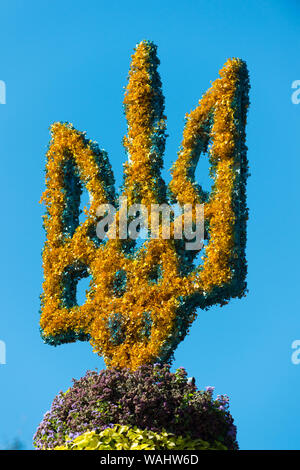 Armoiries de l'État l'Ukraine fait de fleurs fond de ciel bleu. Jour de l'indépendance. Tryzub concept. Bouclier bleu avec trident d'or. Symbole de l'Ukraine. Célébrer l'Ukraine à l'indépendance le 24 août. Banque D'Images