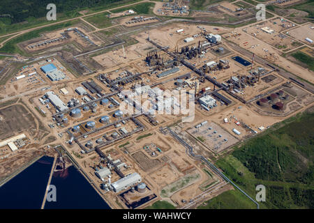 La CNOOC (anciennement Nexen) Le drainage par gravité au moyen de vapeur (DGMV) usine de sables bitumineux de Long Lake, à 40 km au sud-est de Fort McMurray. Banque D'Images