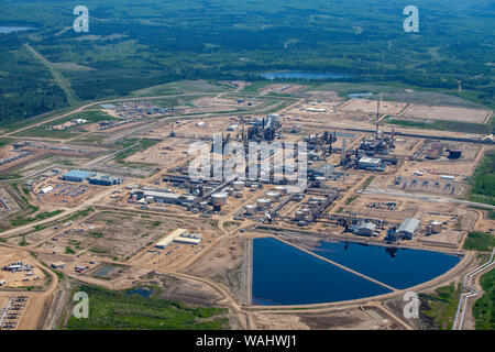 La CNOOC (anciennement Nexen) Le drainage par gravité au moyen de vapeur (DGMV) usine de sables bitumineux de Long Lake, à 40 km au sud-est de Fort McMurray. Banque D'Images