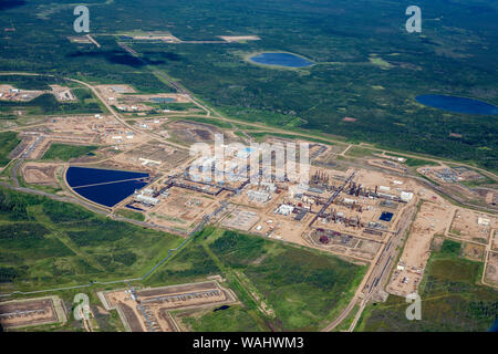 La CNOOC (anciennement Nexen) Le drainage par gravité au moyen de vapeur (DGMV) usine de sables bitumineux de Long Lake, à 40 km au sud-est de Fort McMurray. Banque D'Images