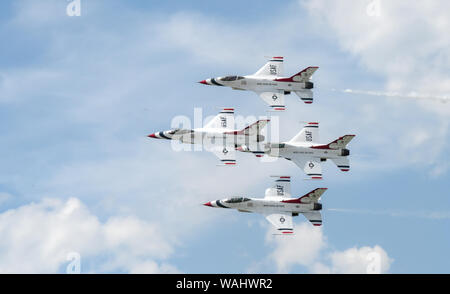 4 Un navire-Formation Thunderbird fly a adopté la foule pendant le spectacle aérien de Sioux Falls Power dans la prairie à Joe Foss Field, S.D., 17 et 18 août. Les participants ont profité de l'antenne 15 actes, une grande variété de l'exposition statique, simulateurs, personnages Star Wars, aire de jeux gonflables et de l'alimentation de stations durant le week-end show. (U.S. Photo de la Garde nationale aérienne par le sergent. La Jordanie Hohenstein) Banque D'Images