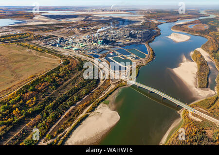 D'exploitation de sables pétrolifères de Suncor au nord-est de Fort McMurray, en Alberta, Canada. Banque D'Images