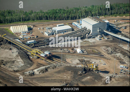 Déménagement convoyeurs du minerai de bitume laden à Suncor d'exploitation des sables bitumineux au nord-est de Fort McMurray, en Alberta, Canada. Banque D'Images