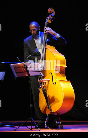 Rio de Janeiro, le 9 avril 2014. Bassiste de jazz Ron Carter au cours de la présentation de son spectacle au Jardin botanique, Rio de Janeiro, Brésil Banque D'Images