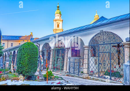 Salzbourg, Autriche - 27 février 2019 : le célèbre tombeau arcades de St.Peter cimetière, la galerie couverte avec inhumation tombes de célèbre fami Banque D'Images