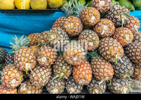 Pile d'ananas frais pour la vente au marché de fruits aux Philippines Banque D'Images