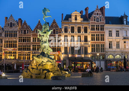 Brabo Fontaine et guildhouses Grand-place Anvers Belgique Banque D'Images