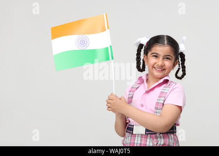 Lycéenne tenant un drapeau indien Banque D'Images