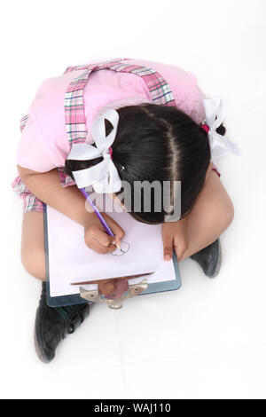 Écolière indienne s'appuyant sur une feuille de papier Banque D'Images