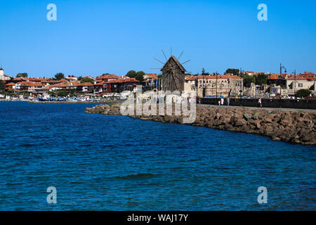 Nessebar, Bulgarie, 08 août 2019 - Ancien moulin à l'entrée de la vieille ville de Nessebar, ville antique sur la côte de la mer Noire de la Bulgarie. Voir f Banque D'Images