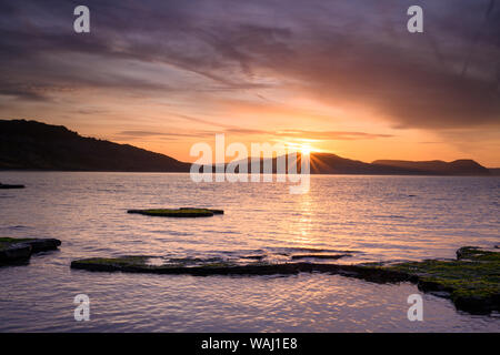 Lyme Regis, dans le Dorset, UK. 21 août 2019. Météo France : le lever du soleil sur les falaises de la Côte Jurassique, près de la ville côtière de Lyme Regis. Credit : Celia McMahon/Alamy Live News. Banque D'Images