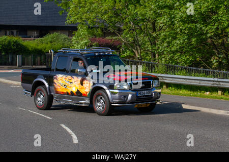Pick-up Ford à cabine double personnalisé avec autocollants en mémoire de temps de guerre, panneau auto-adhésif en vinyle, décoration de véhicule, art mural, emballage de véhicule, parc, commercial, emballage de véhicule au Pendle Power Fest, un classique, vétéran et spectacle automobile historique tenu au Nelson & Colne College, Barrowford, Lancashire, Banque D'Images