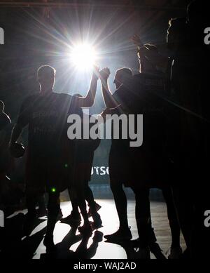 Hamburg, Deutschland. 18 Aug, 2019. firo : 18.08.2019, basket-ball, VTG DBB, Supercoupe Allemagne - Pologne, les joueurs entrer sur le terrain, déposant, fonction, usage général, dans le monde entier | Crédit : dpa/Alamy Live News Banque D'Images