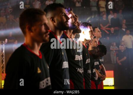 Hamburg, Deutschland. 18 Aug, 2019. firo : 18.08.2019, basket-ball, VTG DBB, Supercoupe Allemagne - Pologne, plus de cinq personnes, l'hymne national, la déposant, fonction, usage général, dans le monde entier | Crédit : dpa/Alamy Live News Banque D'Images