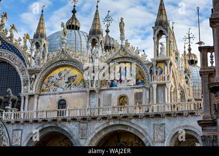 Détail de la façade ouest de la basilique San Marco (la Basilique St Marc), la Place Saint-Marc, Venise, Italie Banque D'Images