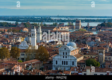 Vue de Venise au cours de la Chiesa di San Zaccaria, à partir de l'hôtel Campanile di San Marco (clocher), la Place Saint-Marc, Venise, Italie Banque D'Images