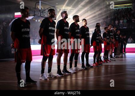 Hamburg, Deutschland. 18 Aug, 2019. firo : 18.08.2019, basket-ball, VTG DBB, Supercoupe Allemagne - Pologne, plus de cinq personnes, l'hymne national, la déposant, fonction, usage général, dans le monde entier | Crédit : dpa/Alamy Live News Banque D'Images