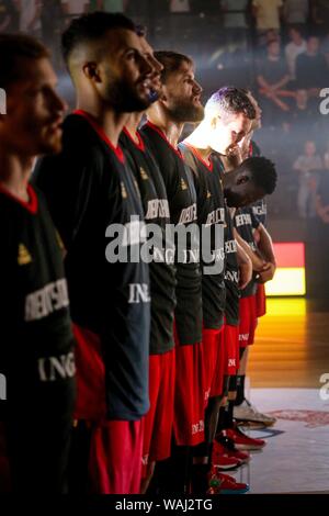 Hamburg, Deutschland. 18 Aug, 2019. firo : 18.08.2019, basket-ball, VTG DBB, Supercoupe Allemagne - Pologne, plus de cinq personnes, l'hymne national, la déposant, fonction, usage général, dans le monde entier | Crédit : dpa/Alamy Live News Banque D'Images