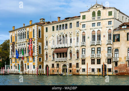 Le Palazzo Cavalli Franchetti et le Palazzo Barbaro sur le Grand Canal, à partir de la Campo San Vio, Venise, Italie Banque D'Images