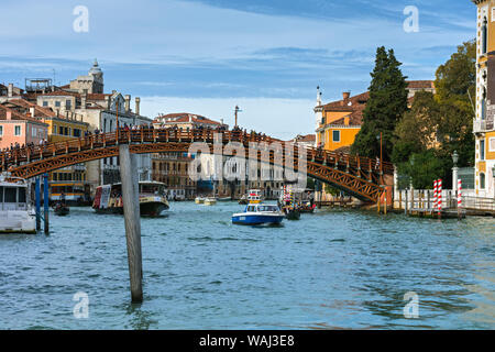 Le Ponte dell'Accademia pont sur le Grand Canal, à partir de la Campo San Vio, Venise, Italie Banque D'Images