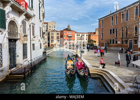 Gondoles sur le canal San Vio Rio à Campo San Vio, avec le Grand Canal derrière. Du pont Ponte San Vio, Venise, Italie Banque D'Images