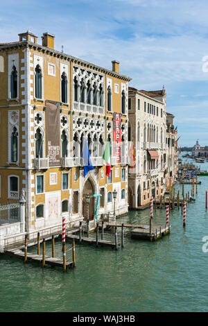 Le Palazzo Cavalli Franchetti sur le Grand Canal, du Ponte dell'Accademia Bridge, Venise, Italie Banque D'Images