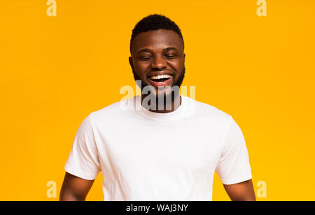 African American Smiley Guy dans la région de White T-shirt studio portrait Banque D'Images