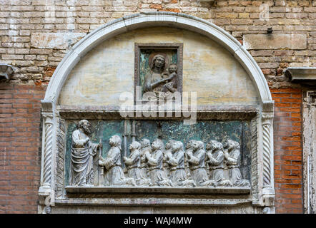 Frise en pierre sculptée dans la cour de la Scuola Grande di San Giovanni Evangelista, Venise, Italie Banque D'Images