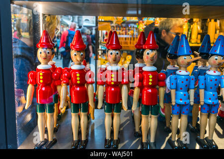 Souvenirs de jouets en bois peint les figures de Pinocchio dans une vitrine, Venise, Italie Banque D'Images