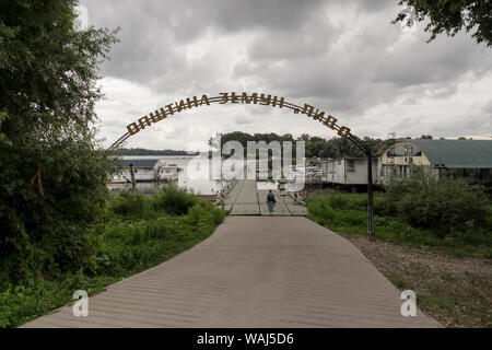 Zemun, Serbie - passerelle Ponton menant à l'île de la Grande Guerre (Veliko Ratno ostrvo) dans le Danube Banque D'Images