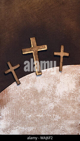 Une sculpture de secours les trois croix sur le Calvaire par Lubo Michalko. Affiché dans la maison catholique de Quo Vadis. Banque D'Images