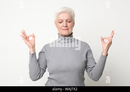 Serene woman meditating with closed eyes Banque D'Images