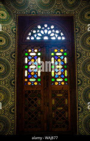 Marrakech, Maroc. Vitrail en marocain porte en bois Banque D'Images